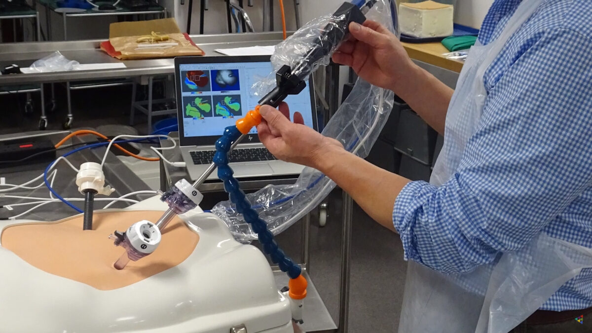 Medical device for optical imaging of blood flow during keyhole surgery.